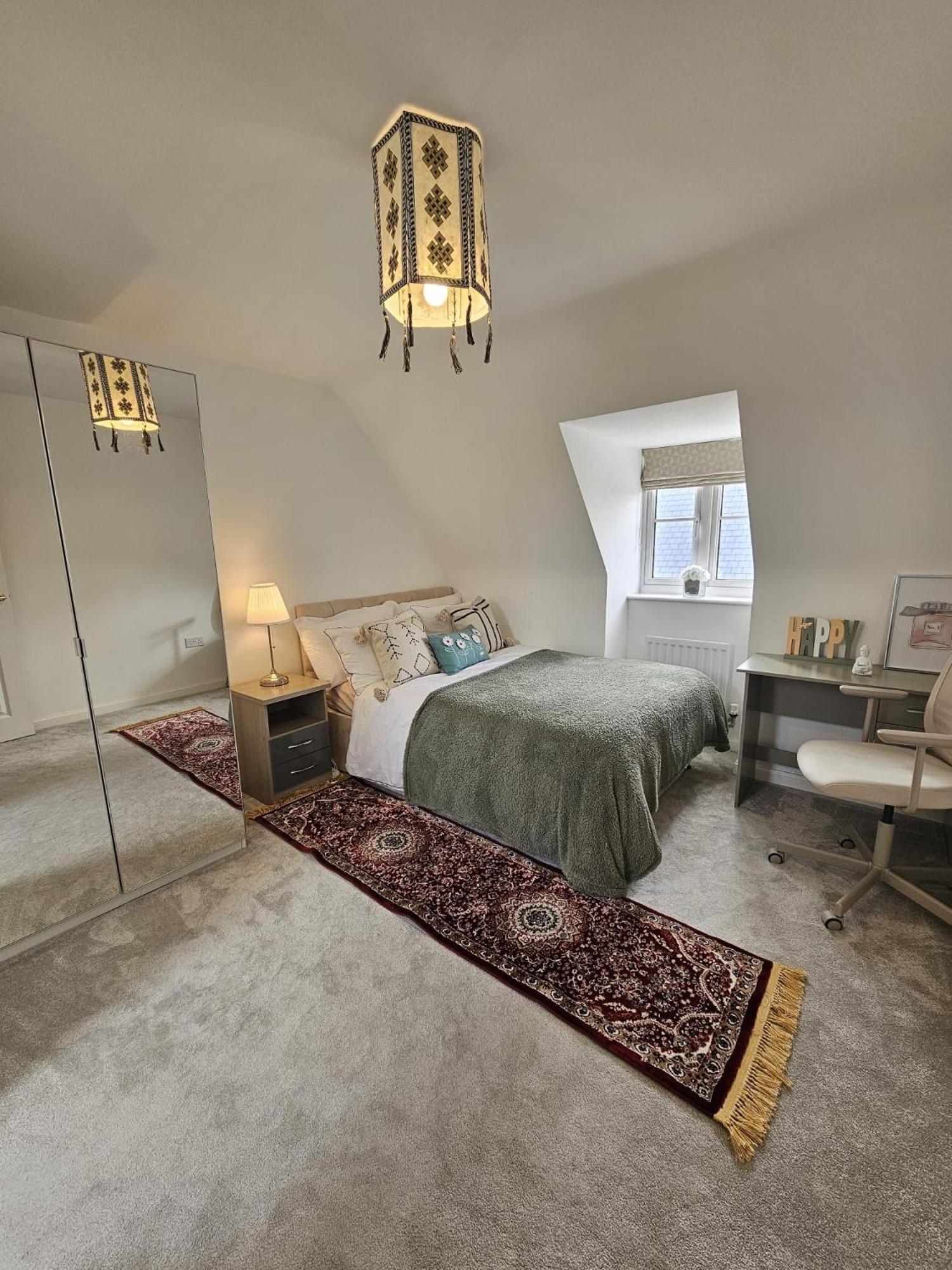 Modern Bed At Village, Kingsmere Homestay Bicester